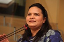 Michele Collins lembra do problema de escassez de água no mundo