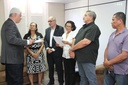 Moradores da Imbiribeira entregam abaixo assinado ao Presidente