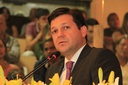 Prefeito usa tom afetivo e técnico no discurso de posse 