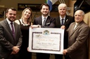 Rogério de Lucca entrega título de cidadão a advogado de Garanhuns