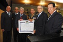Romildo Gomes entrega medalha ao general Gomes de Mattos