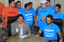 Taxistas  entregam documento a vereador