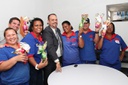 Vicente distribui ovos de páscoa e convida para culto ecumênico
